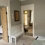 Lejlighed Lovely In Charming Town House
