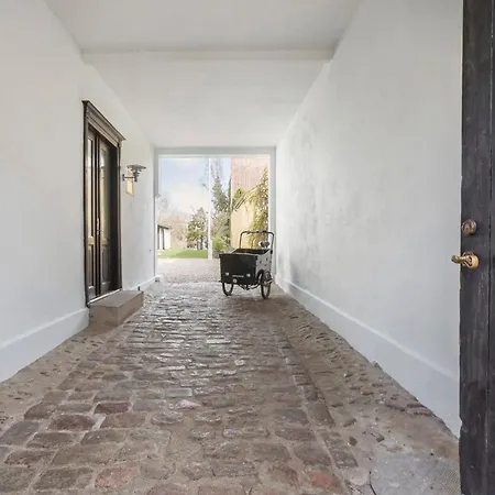Lovely In Charming Town House * 阿森斯