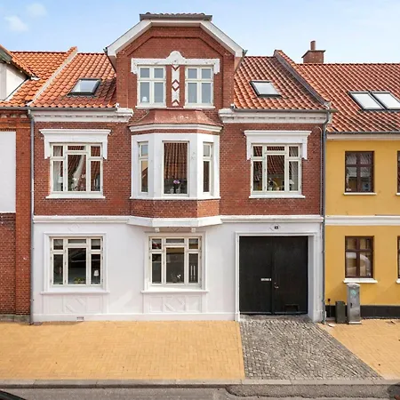 Lovely In Charming Town House Daire Assens